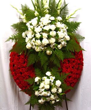 FLORISTAS LÁZARO BAETA corona con flores blancas y rojas